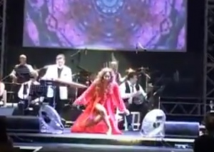 Müzik Eşliğinde Sahneye Davet